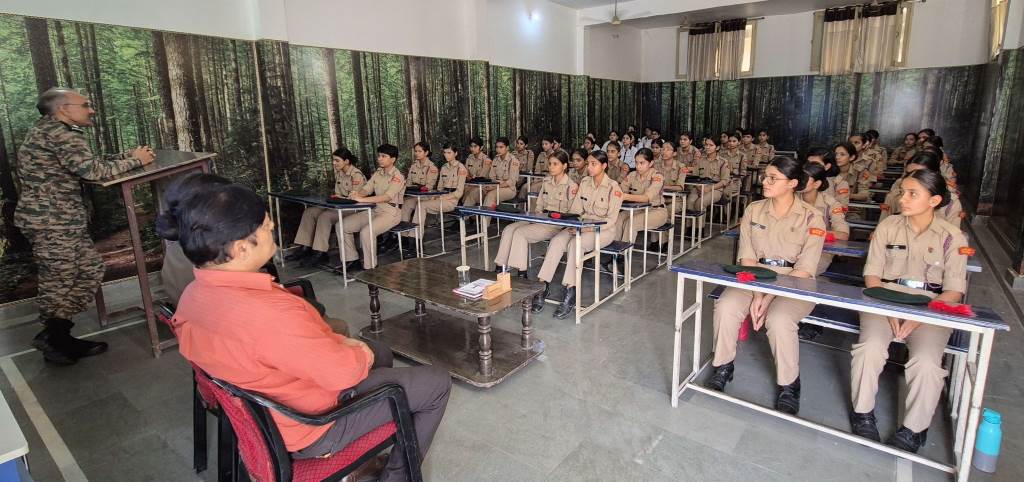 कर्नल पांडे ने विद्यार्थियों को पढ़ाई के महत्व एवं जीवन में स्पष्ट लक्ष्य निर्धारित करने के लिए प्रेरित किया